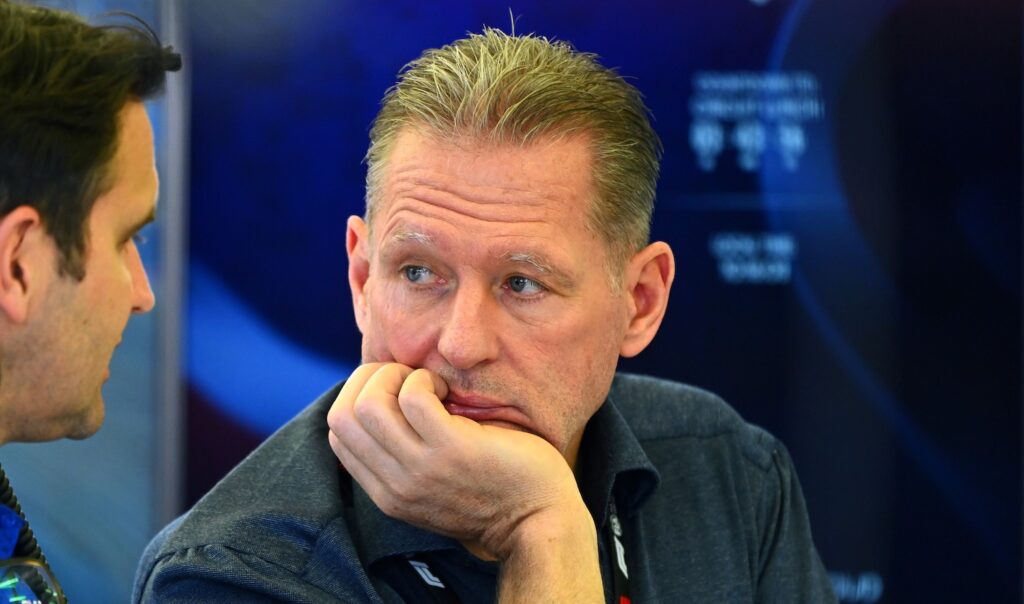 George Russell vuurt explosieve beschuldiging af op Max Verstappen en vader Jos