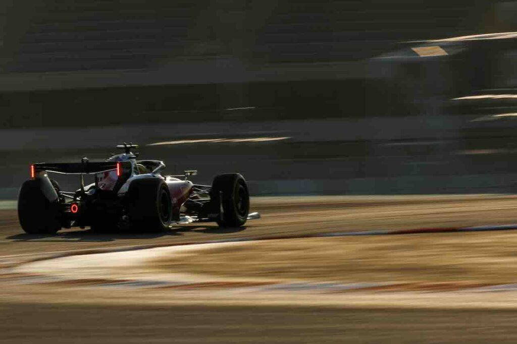 lewis hamilton zijkantje achter bahrein training