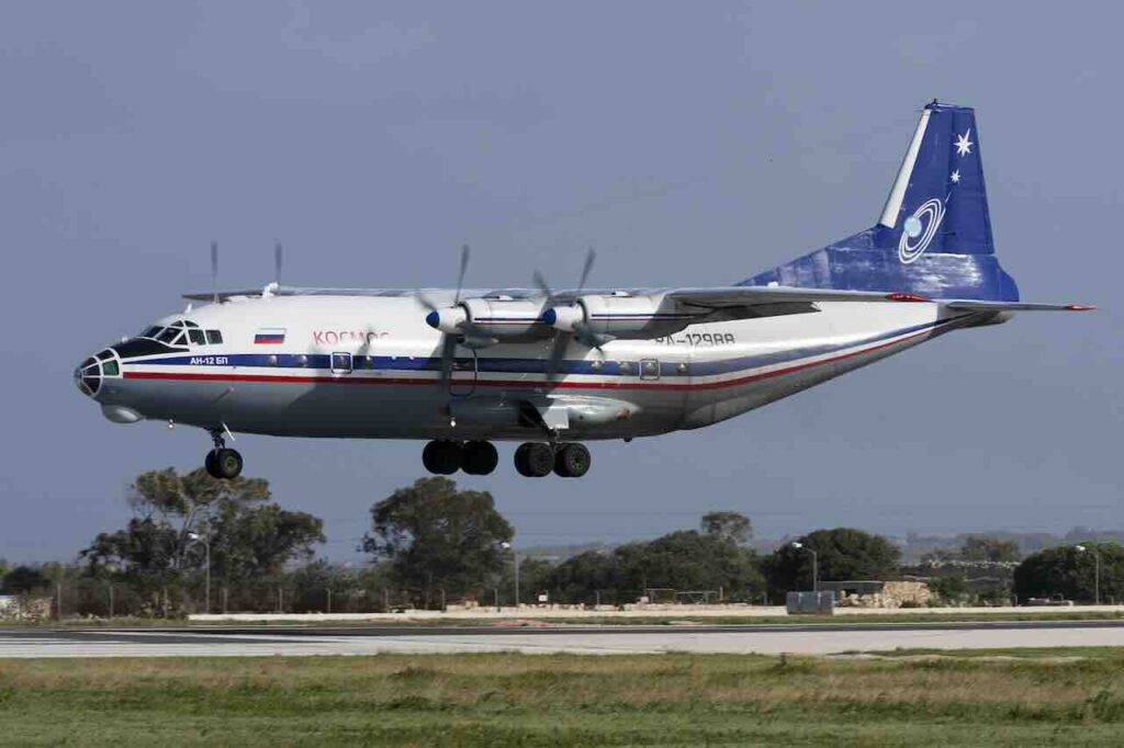 Vintage vliegtuigen brengen F1-auto’s naar de start