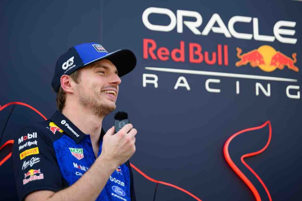 Max Verstappen voelt geen drang om belangrijk te doen: ‘We schijten allemaal op hetzelfde toilet’