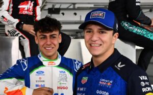 Teamgenoot van Verstappen zonder rijbewijs haalt ‘rijexamen’ niet