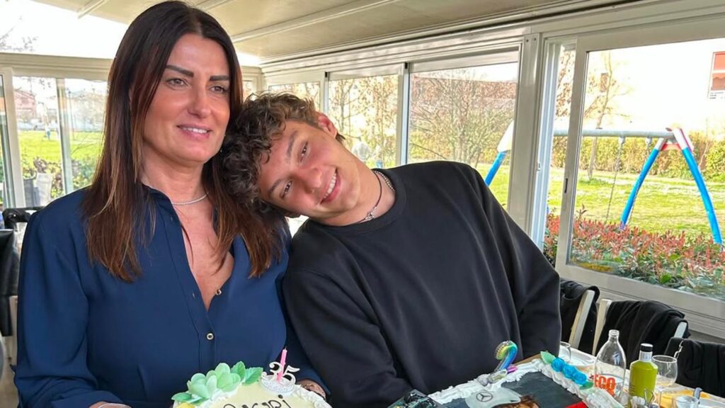 Moeder van Antonelli onthult een bijzonder moment: ‘plotseling huilde de hele familie’