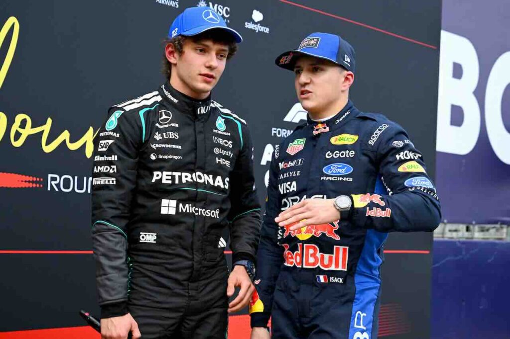 Explosief moment in parc fermé: Isack Hadjar weigert hand van Kimi Antonelli