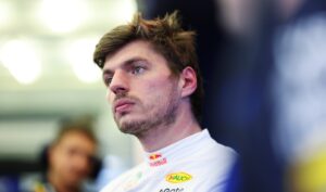 ‘Max Verstappen moet een penalty van de FIA krijgen’