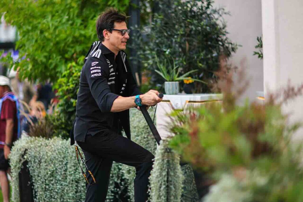 Toto Wolff krijgt harde klap tegen zijn hoofd