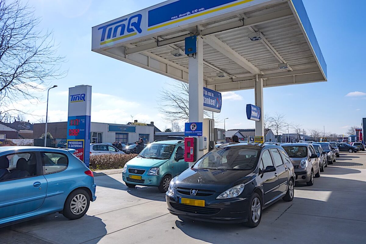 In de rij staan om te tanken