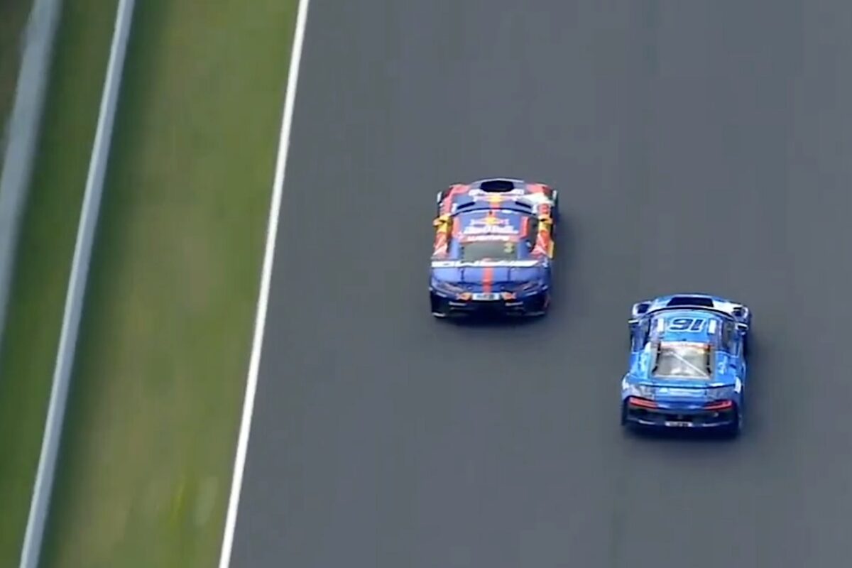 Max Verstappen vs Christopher Haase in de NLS5-race