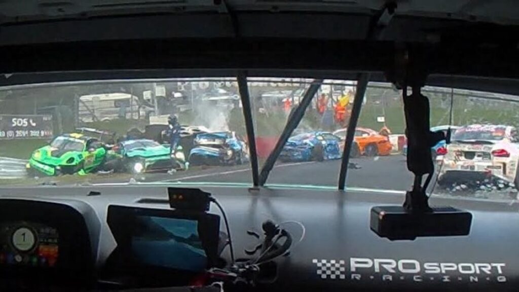 Megacrash op de Nürburgring in Max Verstappens race: Talloze gewonden