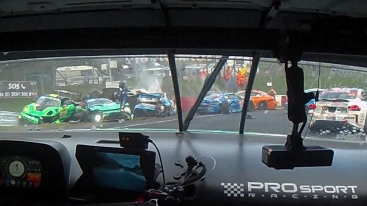 Megacrash op de Nürburgring