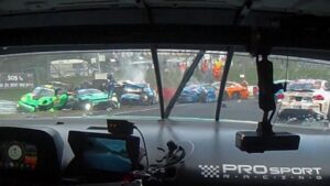 Megacrash op de Nürburgring in Max Verstappens race: Talloze gewonden