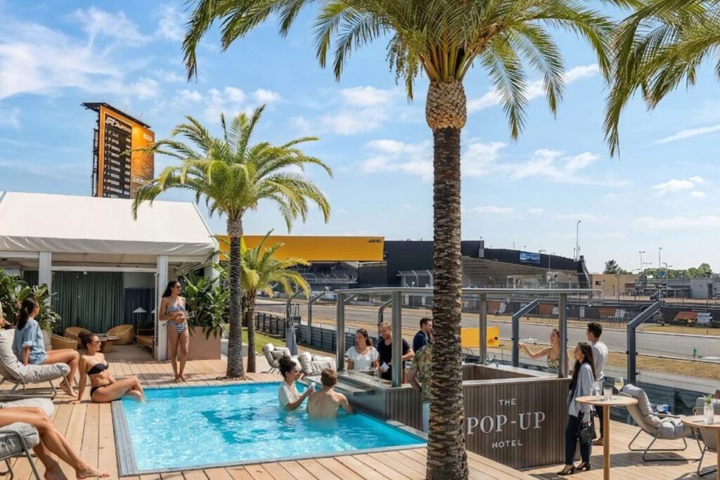 Je kunt dit jaar nog vanuit het zwembad naar een live Formule 1-race kijken