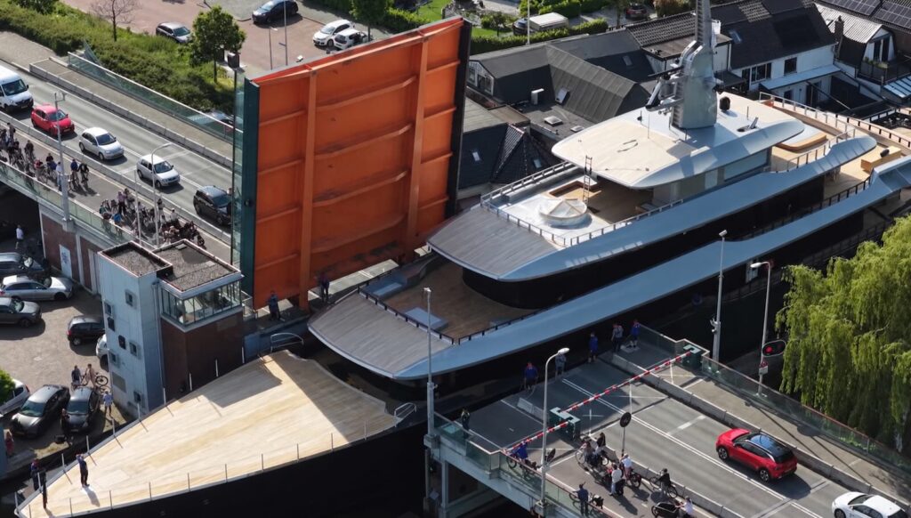 80 meter lange megajacht met zwembad, beachclub en helikopterplatform vaart dwars door Alphen aan den Rijn