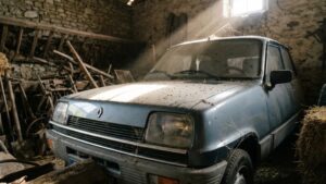 Vrouw kocht nieuwe auto in 1982 zonder rijbewijs: na 43 jaar doen experts een zelden vertoonde ontdekking