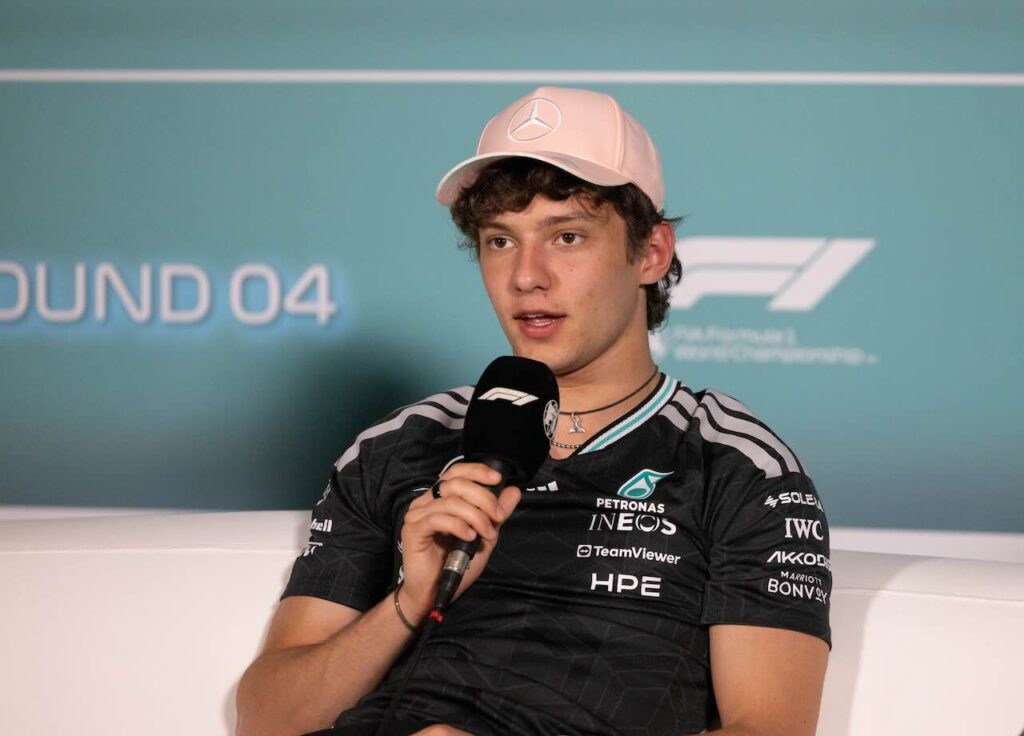 Kimi Antonelli onderbreekt de persconferentie in Miami: ‘Je bent er nog steeds…’