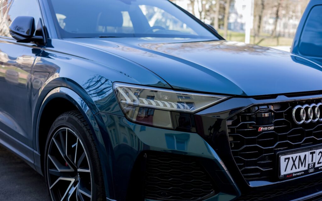 Audi Q8 betrapt met 227 km/u op de snelweg: man van in de zestig vervolgt zijn reis met een Uber