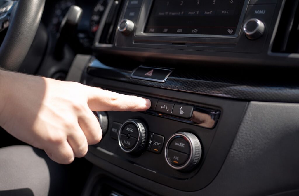 Veel automobilisten vergeten deze knop: hiermee kun je veel geld besparen