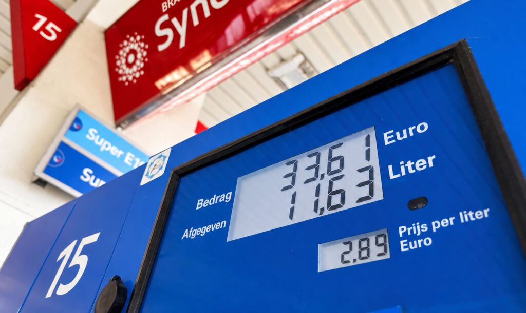 12-uursregel bij tankstations: één merk verhoogt de prijzen bijzonder vaak op onwettige wijze