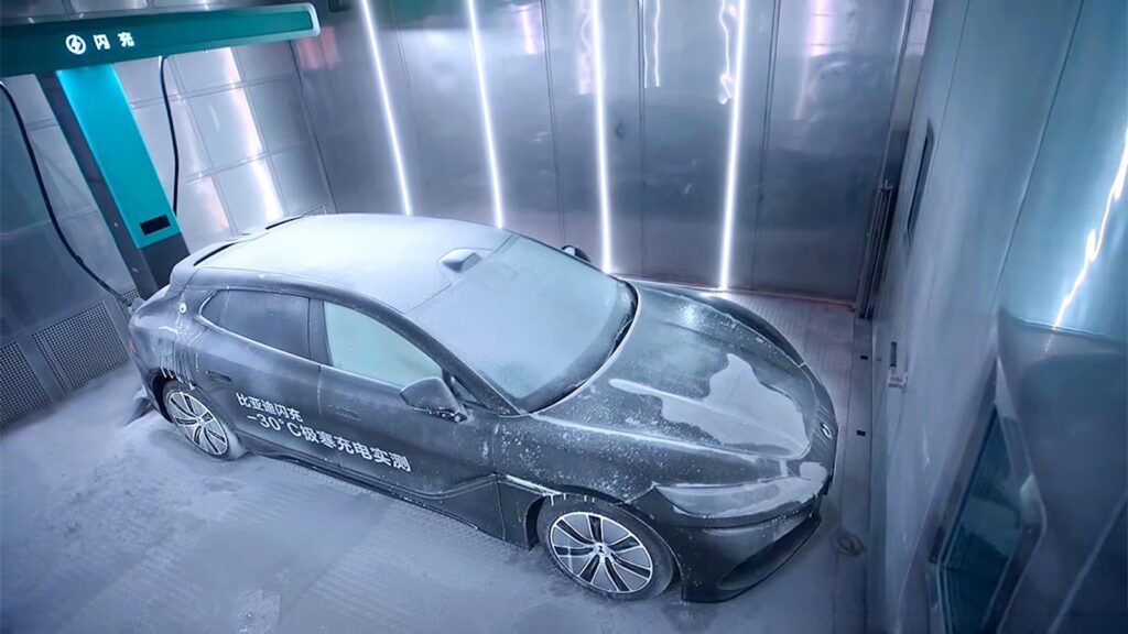 BYD plaatste een elektrische auto in een vrieskamer bij -30°C om de laadtijd van de nieuwe Blade-batterij te meten