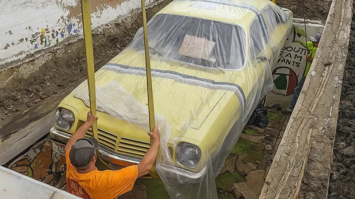 Auto lag 50 jaar begraven in betonnen kluis en ziet er nog als nieuw uit