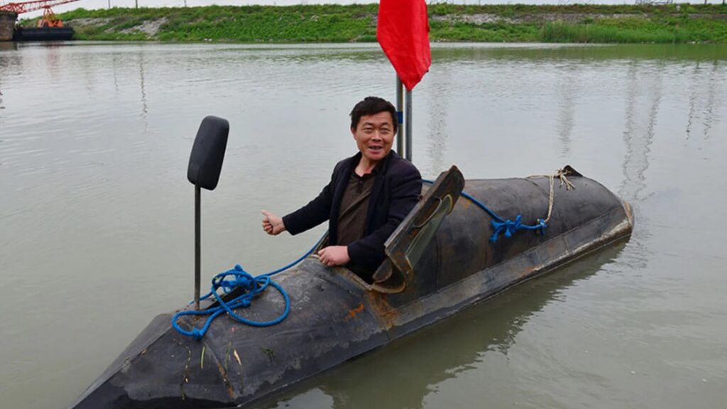 60-jarige Chinese boer tart de wetten van de hydraulica: bouwt een 100% functionele onderzeeër aangedreven door elektrische batterijen