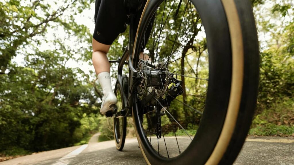 Dit lichtgewicht apparaatje van 1,7 kg verandert je fiets in een e-bike