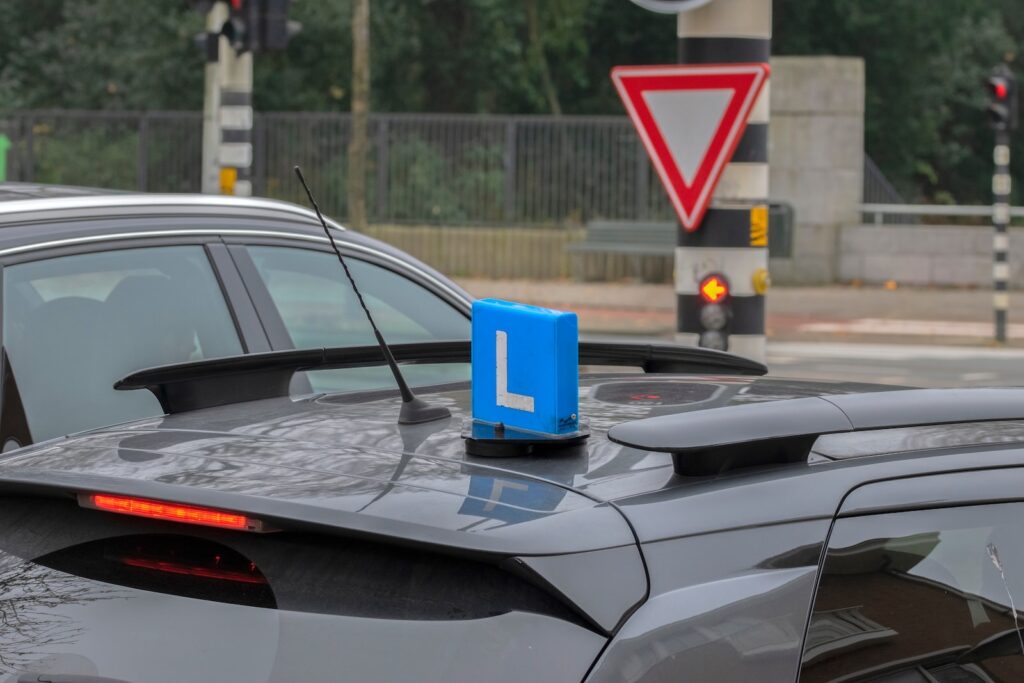 Man stuurt zijn dubbelganger naar rij-examen
