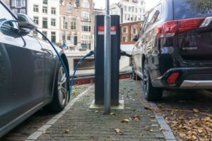 Laadpaal-bedrijven klagen over gebrek aan winst: EV-rijders zijn te slim