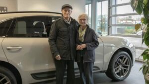 Getrouwd stel wacht al 70 jaar op hun droom: eindelijk staat de Porsche voor de deur