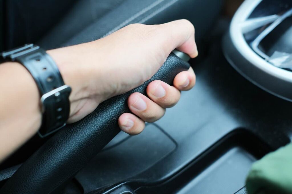 Moet je de handrem gebruiken bij een auto met automaat?