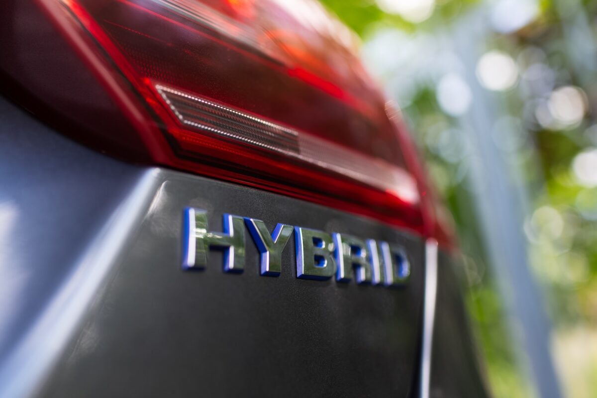 Hybrid auto / Shutterstock