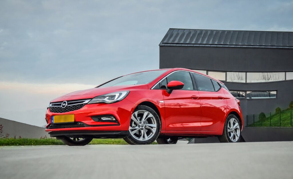 Opel geflitst met 700 km/u: politie weigert de boete kwijt te schelden