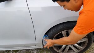 Zie je een plastic fles bij het wiel van je auto? Stap dan niet zomaar in