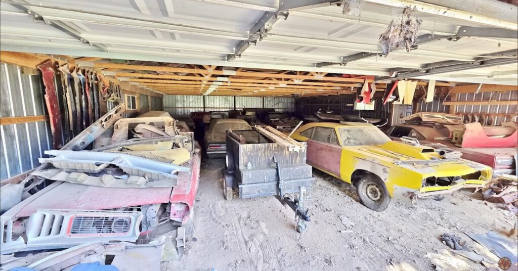 Vergeten schat: indrukwekkende verzameling retro-auto’s uit de jaren 70 gevonden in een oude boerderij