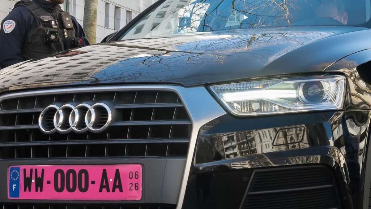 Binnenkort zie je roze kentekenplaten op de Nederlandse wegen, maar er is een goede reden