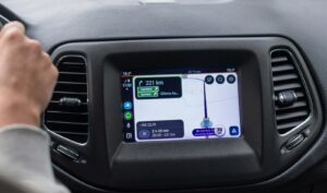 Wat geeft de juiste snelheid op de weg aan: je snelheidsmeter of Waze?