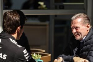 Red Bull-baas reageert fel op veelbesproken gesprek tussen Jos Verstappen en Toto Wolff