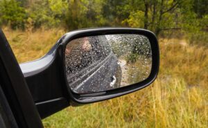 Ken je die knop waarmee je de regen van de zijspiegels van je auto kunt vegen?