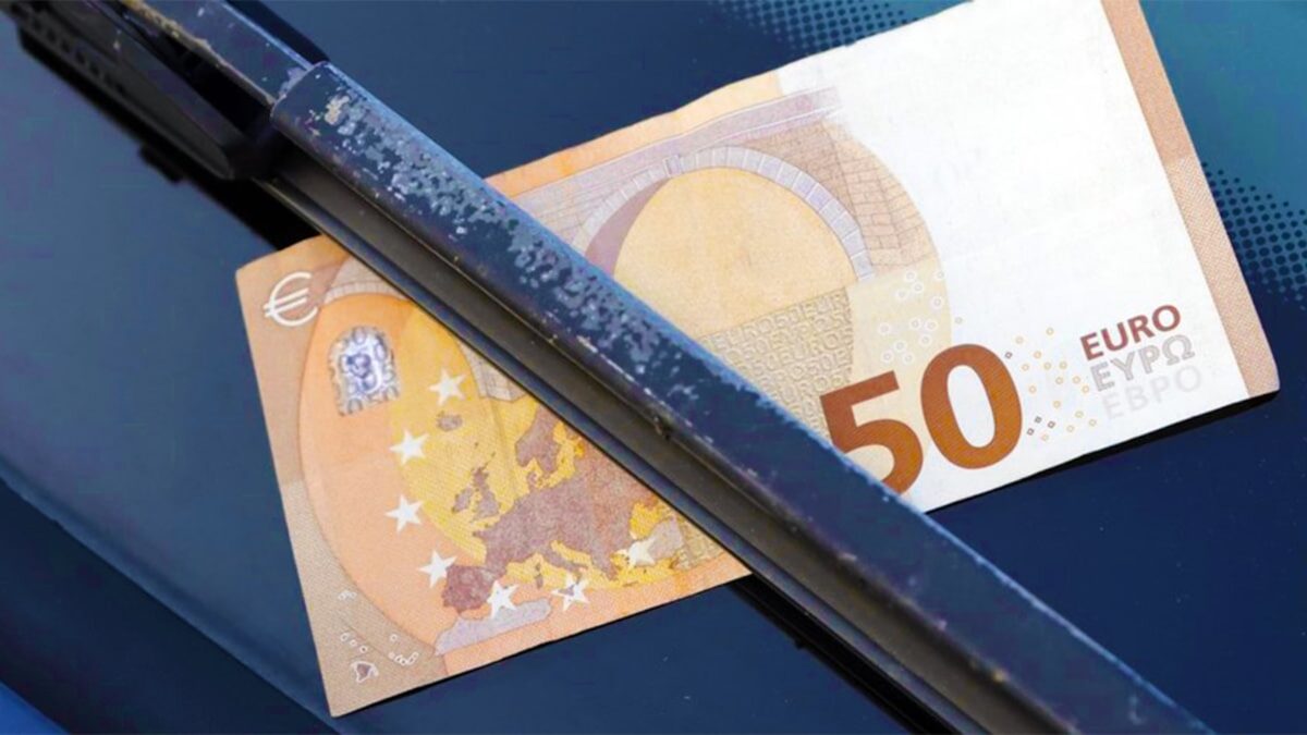 Waarschuwing voor automobilisten: raak dit biljet van 50 euro niet aan als het op de voorruit ligt