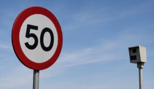 Verkeersboetes stijgen voor te hard rijden en rijden onder invloed
