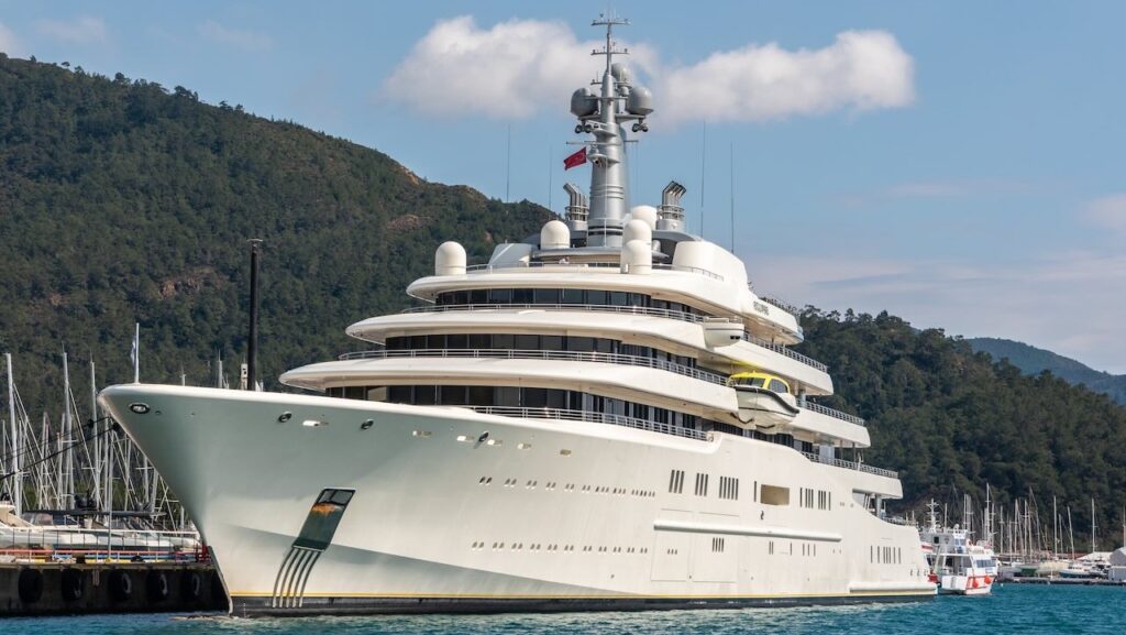 Het jacht van Abramovich verbruikt 1000 liter diesel terwijl het stil ligt alleen voor de airconditioning
