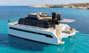 Deze boot is nog geen 10 meter lang, maar voelt als een drijvende villa