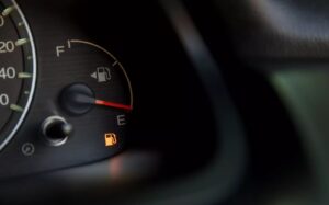 Veel automobilisten denken dat de tank leeg is, maar dit betekent de E op de brandstofmeter écht