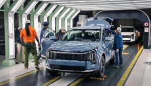Elektrische autofabriek van 11 miljard euro bouwt nu benzineauto’s