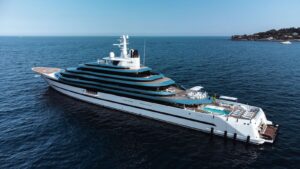 Het lege luxejacht van een erfgename trekt alle stroom uit de haven