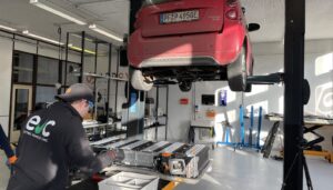 Na 12 jaar moet de accu van een elektrische auto worden gerepareerd: rekening verbaast de eigenaar