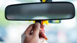 Veel automobilisten kennen deze verborgen functie in hun achteruitkijkspiegel niet