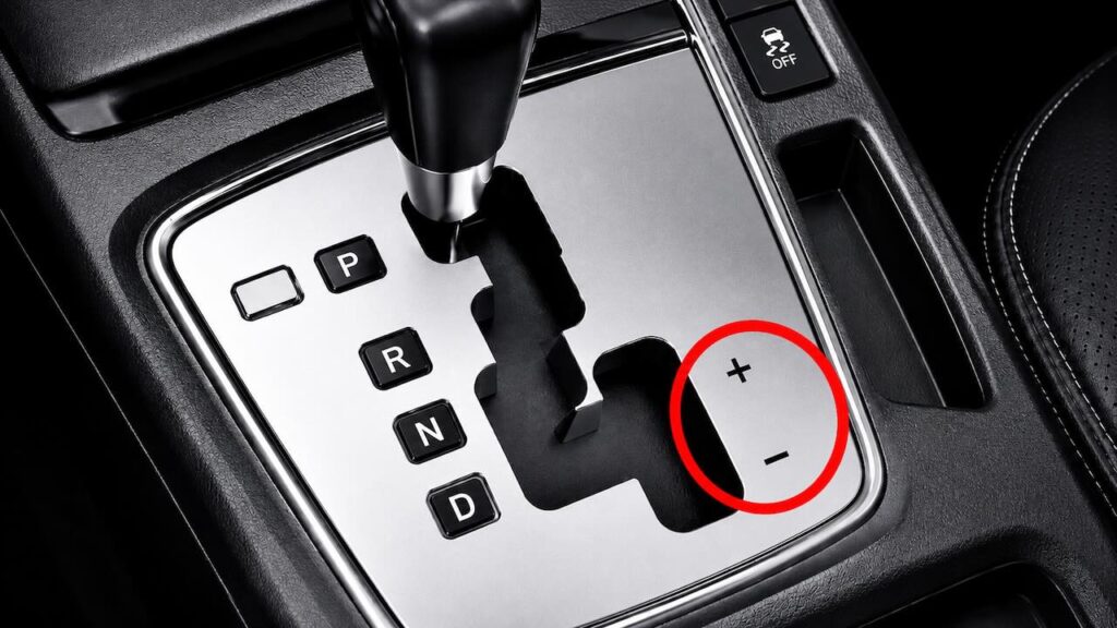 De + en – op je automaat: dit is wat ze écht doen (en wanneer ze je auto beter maken)