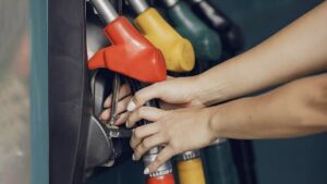80 jaar geleden boorde iemand een gaatje in een benzineslang: dankzij zijn slimme vondst besparen we nog steeds elke dag miljoenen liters brandstof