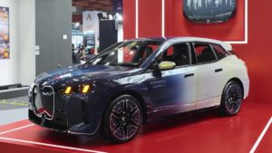 BMW toont auto die met één druk op de knop van kleur verandert
