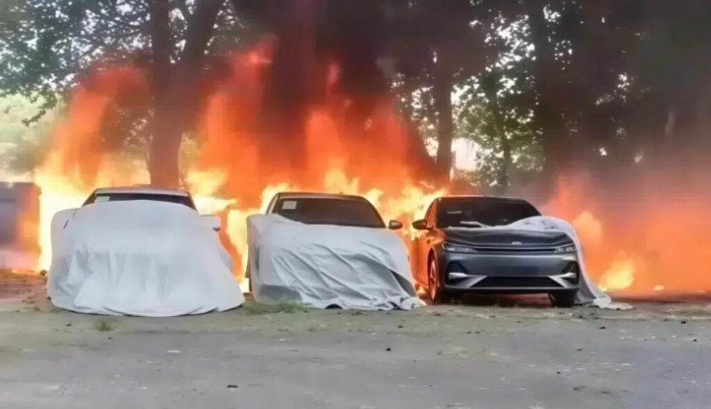 74-jarige man stak per ongeluk 20 gloednieuwe elektrische auto’s in brand